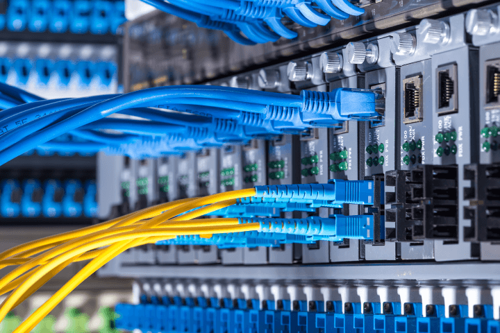 Hub ports connected by fiber optic and UTP network cables.