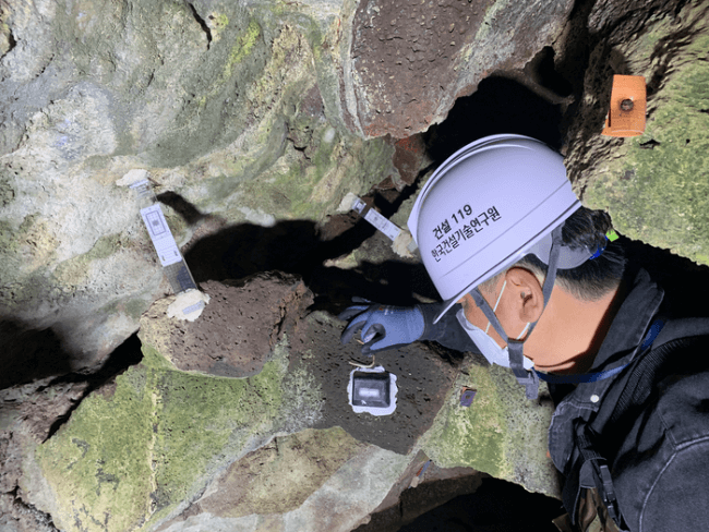 Photo of the site attaching the developed sensor in the lava cave